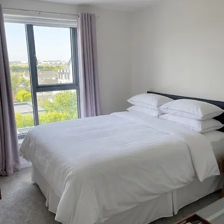 Modern Balcony Parking Sleeps 5 *